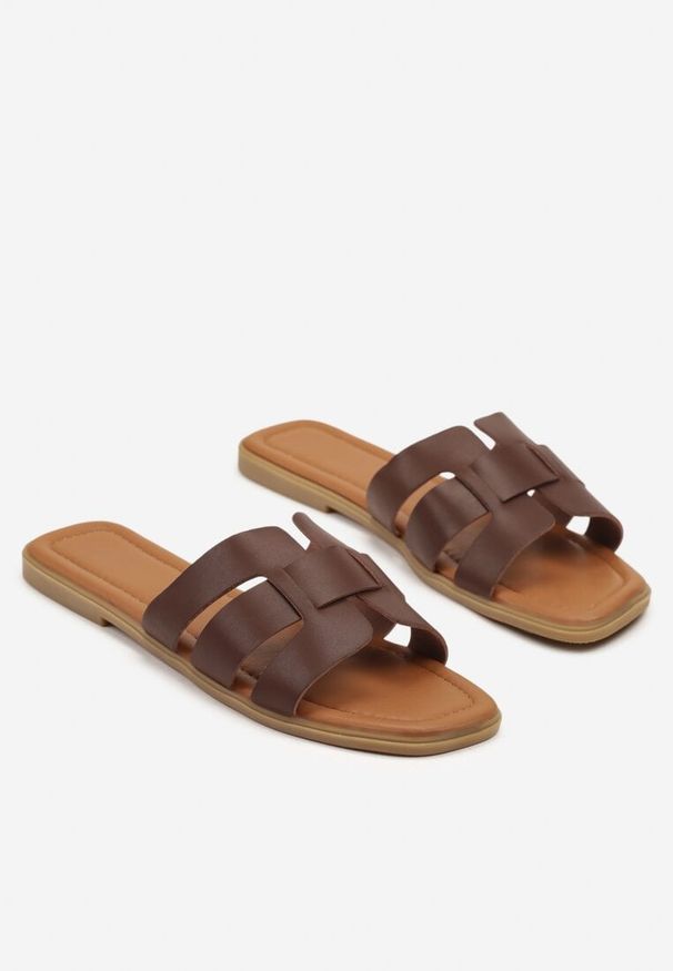 Renee - Ciemnobrązowe Klapki z Przeplatanymi Paskami i Kwadratowym Noskiem Filiela. Okazja: na co dzień. Kolor: brązowy. Wzór: paski. Sezon: lato. Obcas: na płaskiej podeszwie. Styl: casual, elegancki