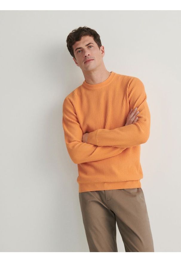 Reserved - Sweter w prążek - pomarańczowy. Kolor: pomarańczowy. Materiał: dzianina, wiskoza. Wzór: prążki