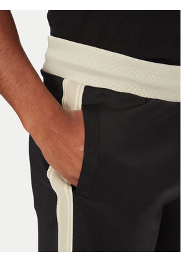 Guess Szorty sportowe Z5YD01 KCRU2 Czarny Regular Fit. Kolor: czarny. Materiał: syntetyk. Styl: sportowy