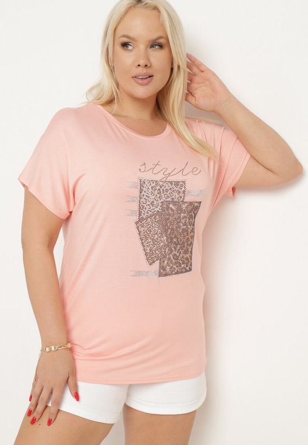 Born2be - Jasnoróżowy Bawełniany T-shirt z Ozdobnym Napisem i Cyrkoniami Krisiona. Okazja: na co dzień, na spotkanie biznesowe, do pracy. Kolor: różowy. Materiał: bawełna. Wzór: napisy. Styl: biznesowy, klasyczny, casual