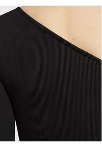 Calvin Klein Bluzka Q-Nova One Shoulder K20K205044 Czarny Slim Fit. Kolor: czarny. Materiał: syntetyk