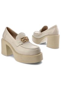 Beżowe Półbuty Armodo Stylowe Obuwie Ze Skóry Naturalnej. Zapięcie: klamry. Kolor: beżowy. Materiał: skóra. Obcas: na obcasie. Styl: elegancki. Wysokość obcasa: średni #7