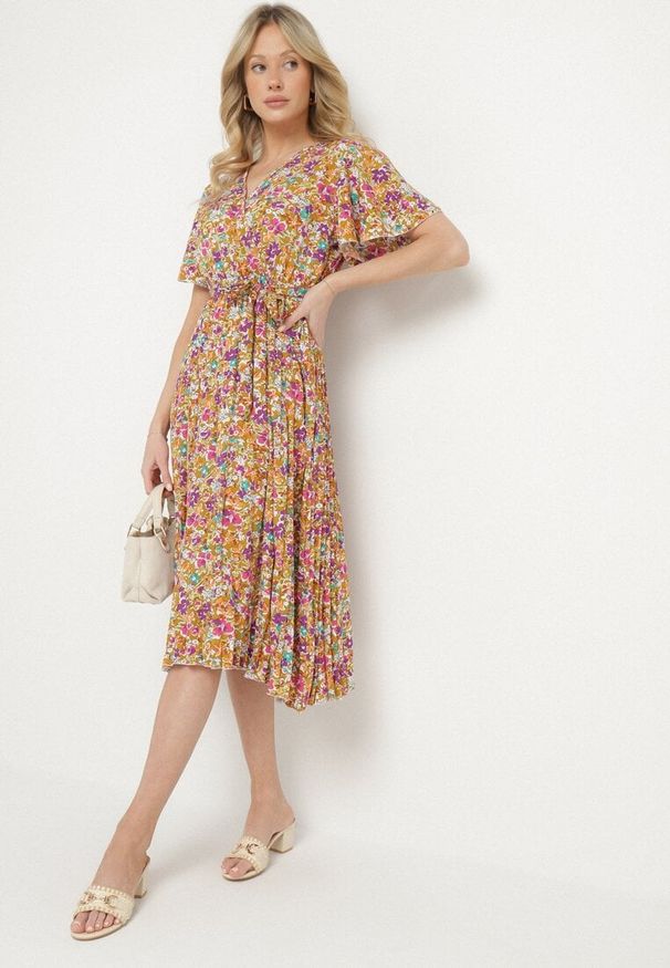 Born2be - Żółta Rozkloszowana Sukienka w Kwiaty z Kopertowym Dekoltem Plisowana Lanasira. Kolor: żółty. Wzór: kwiaty. Typ sukienki: kopertowe