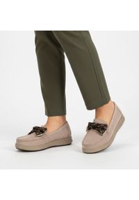 Mokasyny damskie Filippo, o klasycznym kroju z cholewką ze skóry naturalnej osadzone na lekkiej elastycznej podeszwie z dekoracyjną kokardą, beżowe,. Okazja: na co dzień. Kolor: beżowy. Materiał: skóra. Szerokość cholewki: normalna. Sezon: wiosna, jesień. Styl: klasyczny #8