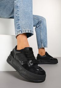 Renee - Czarne Sneakersy na Platformie Ozdobionej Tłoczeniem Deovithra. Okazja: na co dzień. Zapięcie: sznurówki. Kolor: czarny. Materiał: jeans. Wzór: aplikacja. Obcas: na platformie #6