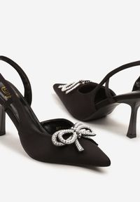 Renee - Czarne Szpilki Slingback z Satyny Zdobione Biżuteryjną Kokardą Tulorella. Okazja: na wesele, na ślub cywilny. Zapięcie: pasek. Kolor: czarny. Materiał: satyna. Wzór: aplikacja. Obcas: na szpilce. Styl: elegancki. Wysokość obcasa: średni #5