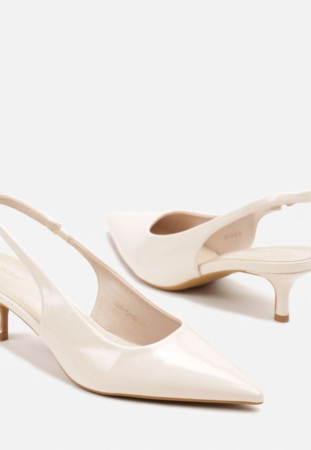 Renee - Beżowe Czółenka Slingback Vices z Lakierowanym Połyskiem na Kaczuszce Sonwena. Okazja: na co dzień. Nosek buta: szpiczasty. Zapięcie: pasek. Kolor: beżowy. Materiał: lakier. Obcas: na szpilce. Styl: casual, klasyczny, elegancki. Wysokość obcasa: średni