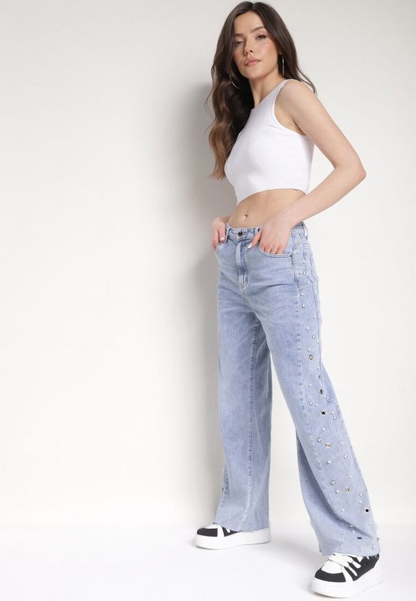 Born2be - Jasnoniebieskie Jeansy z Szerokimi Nogawkami Ozdobionymi Perełkami i Nitami Siquela. Okazja: na co dzień. Stan: podwyższony. Kolor: niebieski. Wzór: aplikacja. Styl: casual, elegancki