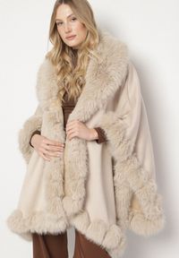 Born2be - Beżowe Ponczo z Wełną i Wiskozą Zdobione Futerkiem Tevilka. Okazja: na co dzień. Kolor: beżowy. Materiał: wełna, futro, wiskoza. Wzór: aplikacja. Styl: casual, elegancki #7