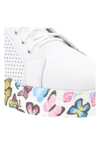 Białe Sneakersy Artiker Modne Obuwie Damskie Z Kolorową Podeszwą. Okazja: na co dzień. Kolor: biały. Materiał: materiał. Szerokość cholewki: normalna. Wzór: kolorowy #3