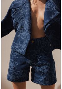 Marsala - Szorty jeansowe we wzór kwiatowy w kolorze NAVY - TABOO. Okazja: na spacer, na plażę. Materiał: jeans. Wzór: kwiaty. Sezon: wiosna, lato #1