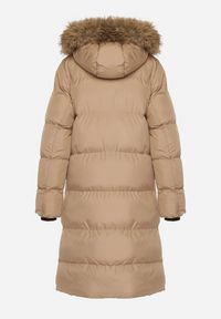 Born2be - Ciemnobeżowa Pikowana Kurtka z Kapturem z Futrem i Ozdobnymi Taśmami Lendria. Okazja: na spacer. Typ kołnierza: kaptur. Kolor: beżowy. Materiał: futro #6