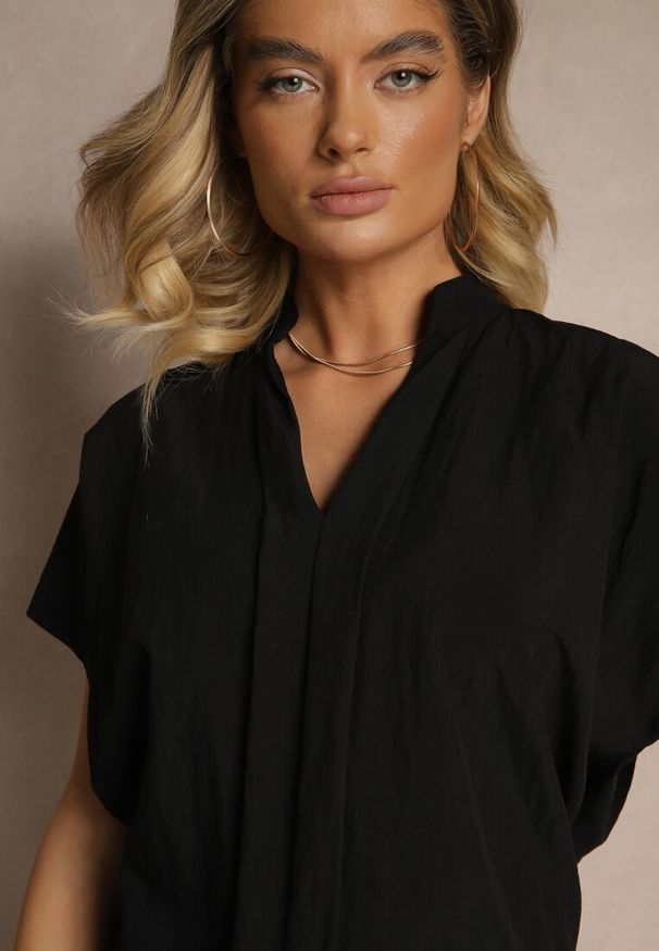 Renee - Czarna Bluzka Oversize z Wiskozą o Kroju Nietoperz z Dekoltem w Serek Davithiel. Okazja: na co dzień. Typ kołnierza: dekolt w serek. Kolor: czarny. Materiał: wiskoza. Styl: elegancki, casual