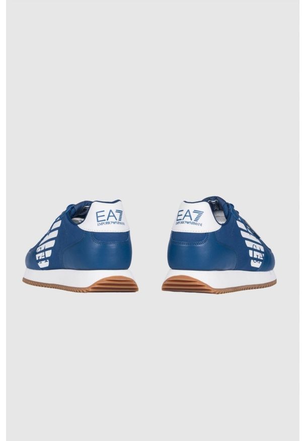 EA7 Emporio Armani - EA7 Niebieskie sneakersy z białą podeszwą. Kolor: niebieski