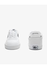 Lacoste - LACOSTE - Białe sneakersy z haftowanym logo COURT-MASTER. Kolor: biały. Materiał: materiał, poliester. Wzór: haft #7