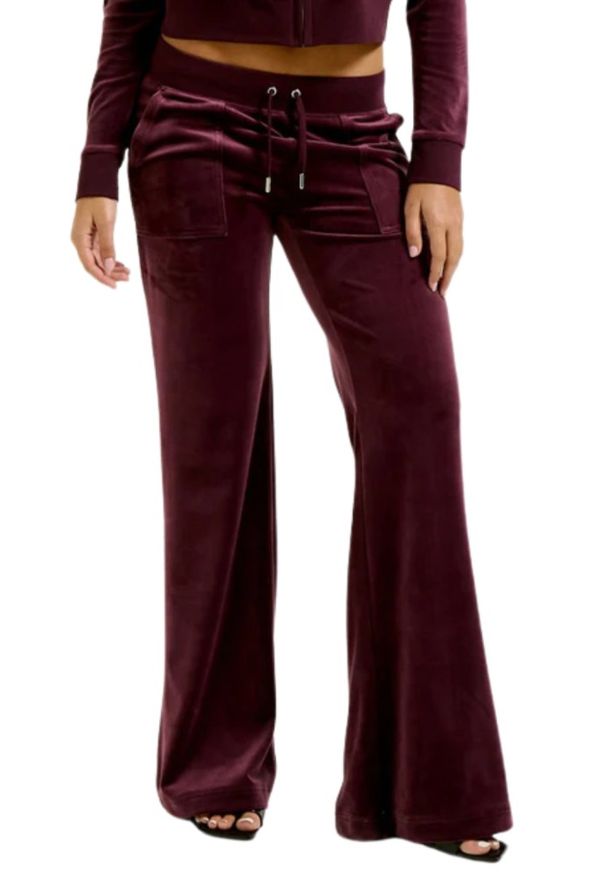 Juicy Couture - JUICY COUTURE Śliwkowe damskie dresowe spodnie Layla Low Rise. Kolor: fioletowy. Materiał: dresówka