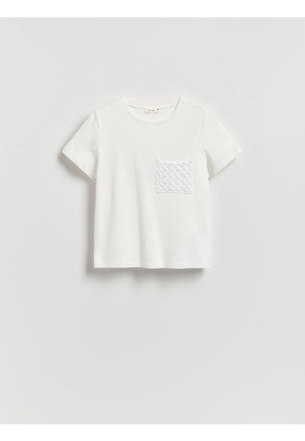 Reserved - T-shirt z kieszonką - złamana biel. Materiał: dzianina, bawełna