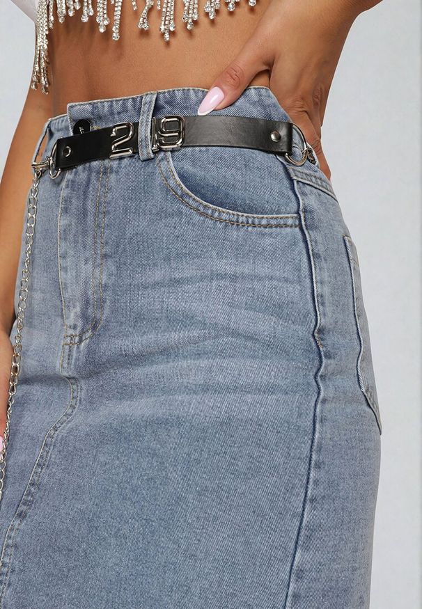 Born2be - Niebieska Jeansowa Asymetryczna Spódnica z Wysokim Stanem z Bawełny z Paskiem i Łańcuszkiem Vimorinne. Okazja: na co dzień. Stan: podwyższony. Kolor: niebieski. Materiał: jeans, bawełna. Długość: długie. Wzór: aplikacja. Sezon: lato. Styl: casual