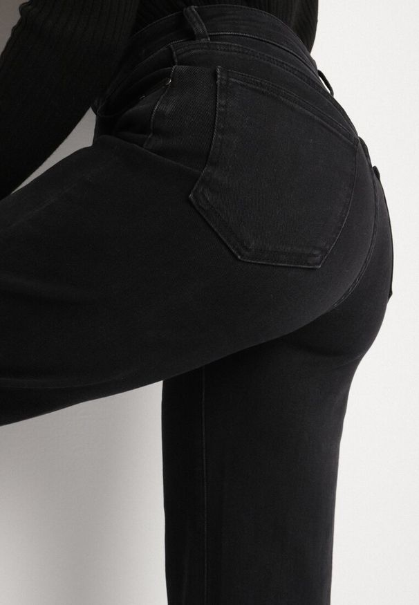 Born2be - Czarne Jeansy o Szerokim Kroju z Regularnym Stanem Isomara. Okazja: na co dzień. Kolor: czarny. Styl: casual, elegancki