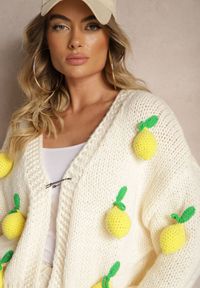 Renee - Jasnobeżowy Kardigan Ozdobiony Aplikacjami Cytryn 3D i Broszką Rieve. Okazja: na co dzień. Kolor: beżowy. Materiał: satyna, jeans. Wzór: aplikacja. Styl: casual, elegancki #5