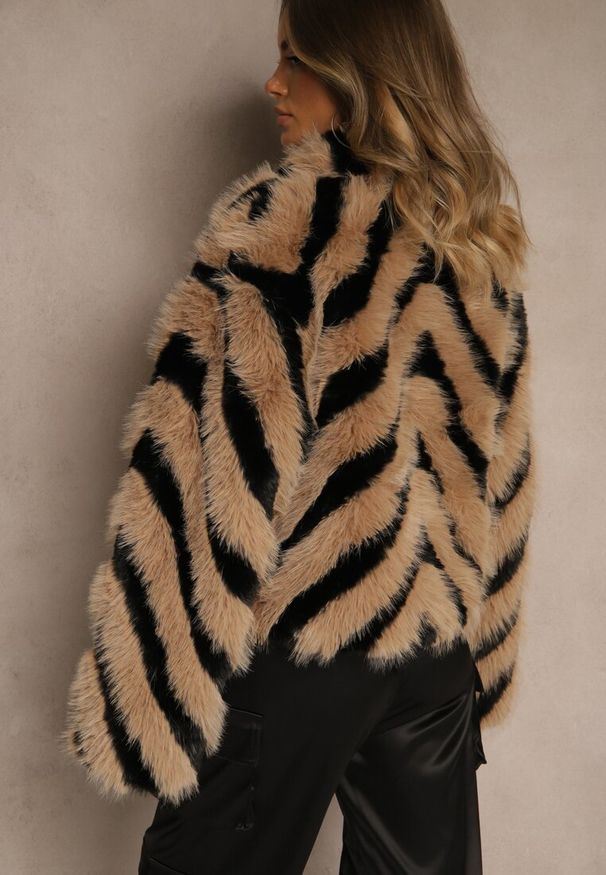 Renee - Brązowo-Czarna Kurtka Futerko Zdobiona Wzorem w Paski Alindde. Okazja: na co dzień, na studniówkę. Kolor: brązowy. Materiał: futro. Wzór: paski, aplikacja. Styl: casual