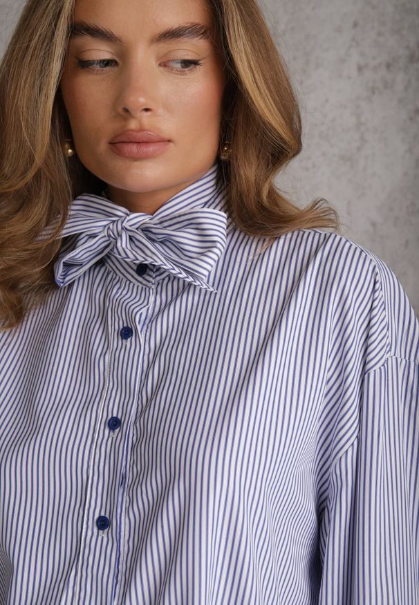 Renee - Niebieska Koszula Oversize z Bawełny w Paski Ozdobiona Wiązaniem Aropine. Okazja: na co dzień. Typ kołnierza: kokarda. Kolor: niebieski. Materiał: bawełna. Wzór: aplikacja, paski. Styl: street, casual