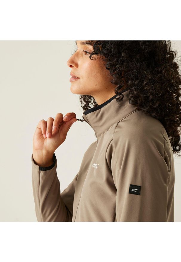 Regatta - Kurtka damska softshell wodoodporny Moutdale. Kolor: brązowy. Materiał: softshell. Sport: turystyka piesza