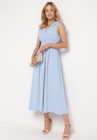 Born2be - Jasnoniebieska Sukienka z Kopertowym Dekoltem na Cienkich Ramiączkach Rozkloszowana Lantia. Okazja: na ślub cywilny, na co dzień, na wesele. Typ kołnierza: dekolt kopertowy. Kolor: niebieski. Materiał: jeans. Długość rękawa: na ramiączkach. Typ sukienki: kopertowe. Styl: casual, sportowy #2