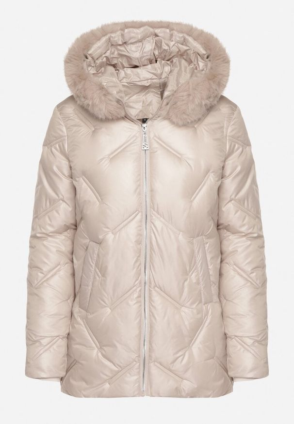 Born2be - Beżowa Kurtka z Oryginalnym Pikowaniem i Kapturem z Futerkiem Nallisa. Okazja: do pracy, na co dzień, na spotkanie biznesowe. Kolor: beżowy. Materiał: futro. Styl: biznesowy, casual