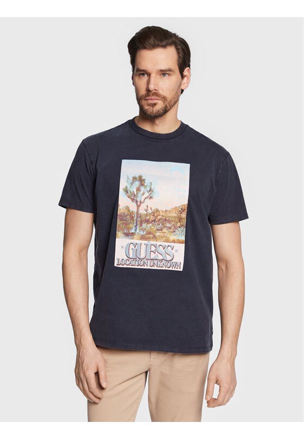 Guess T-Shirt Desert Photo M3GI74 KA260 Granatowy Regular Fit. Kolor: niebieski. Materiał: bawełna