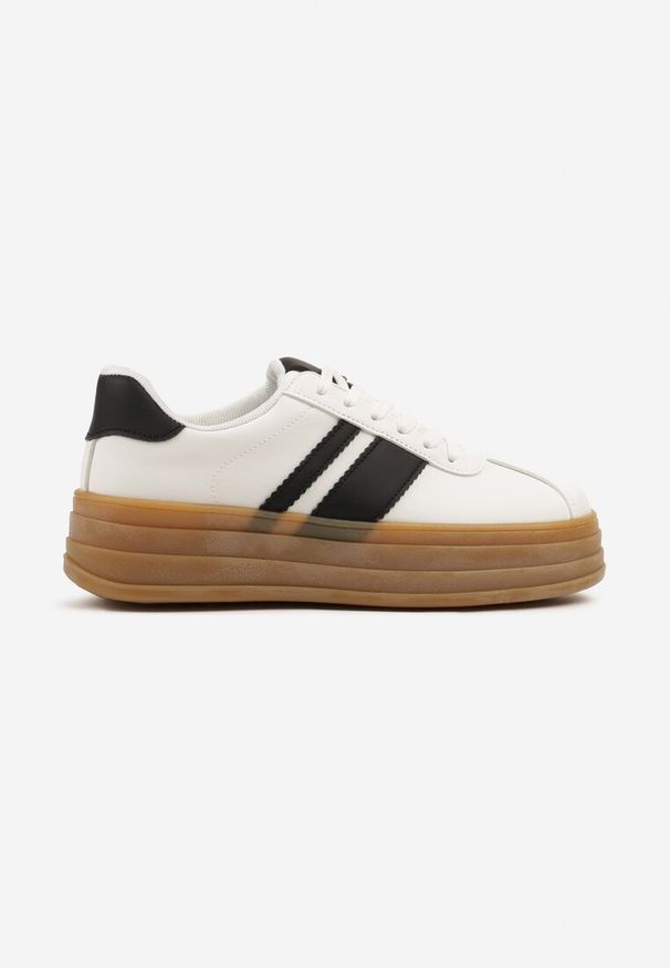 Born2be - Białe Sneakersy w Stylu Klasycznych Tenisówek z Ozdobnymi Paskami Dellien. Okazja: na co dzień. Zapięcie: pasek. Kolor: biały. Materiał: jeans
