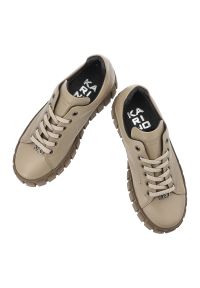 Beżowe Sneakersy Karino Modne Obuwie Damskie. Okazja: na spacer, na co dzień. Zapięcie: sznurówki. Kolor: beżowy. Materiał: guma, skóra. Obcas: na platformie. Sport: turystyka piesza #3