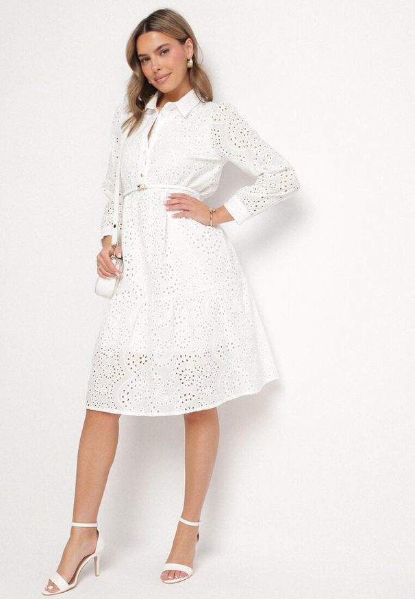 Born2be - Biała Bawełniana Sukienka Ażurowa o Koszulowym Kroju Ridivania. Okazja: na spacer, na co dzień. Typ kołnierza: kołnierzyk klasyczny. Kolor: biały. Materiał: bawełna. Długość rękawa: długi rękaw. Wzór: ażurowy. Typ sukienki: koszulowe. Styl: klasyczny, casual, elegancki