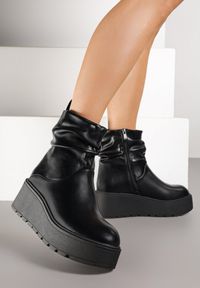 Born2be - Czarne Botki na Koturnie z Marszczoną Cholewką Tuloreia. Okazja: na imprezę, na co dzień. Kolor: czarny. Materiał: jeans. Szerokość cholewki: normalna. Obcas: na koturnie. Styl: casual #4