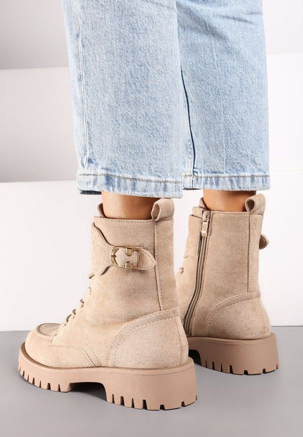 Born2be - Beżowe Płaskie Botki w Stylu Workerów z Ozdobnym Paskiem i Klamrą Belendria. Zapięcie: klamry. Kolor: beżowy. Materiał: jeans. Sezon: zima, jesień. Styl: elegancki