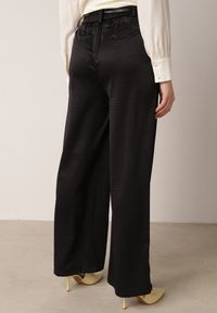 Born2be - Czarne Szerokie Spodnie z Wysokim Stanem z Domieszką Bawełny i Geometryczną Klamrą Syliteia. Okazja: na co dzień. Stan: podwyższony. Kolor: czarny. Materiał: bawełna. Wzór: geometria. Styl: casual #5