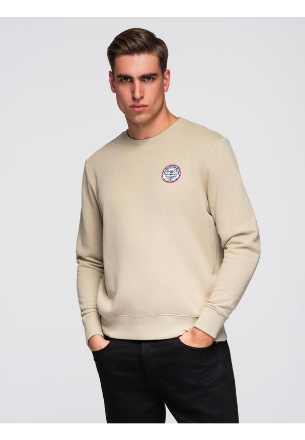 Ombre Clothing - Nierozpinana dresowa bluza męska z naszywką w stylu college – piaskowa V3. Okazja: na co dzień, na uczelnię. Materiał: dresówka. Wzór: aplikacja. Styl: casual, elegancki, sportowy