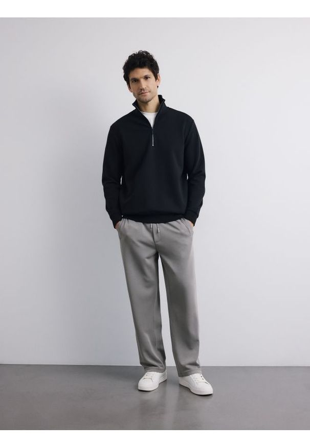 Reserved - Spodnie loose fit - szary. Kolor: szary. Materiał: dzianina, wiskoza