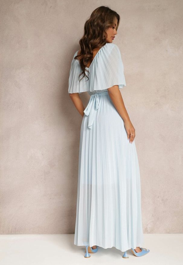 Renee - Jasnoniebieska Plisowana Sukienka z Gumką w Pasie z Falbaną Przy Dekolcie Drenia. Kolor: niebieski. Materiał: tkanina