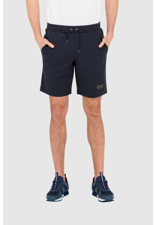 EA7 Emporio Armani - EA7 Granatowe męskie szorty dresowe, Rozmiar S. Kolor: niebieski. Materiał: bawełna, dresówka. Długość: krótkie. Wzór: aplikacja