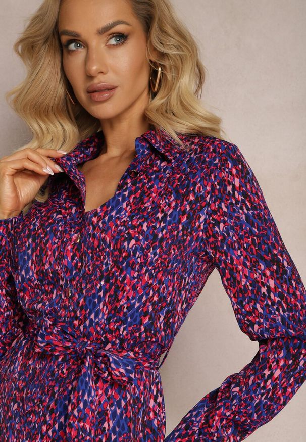 Renee - Granatowo-Fuksjowa Sukienka Koszulowa Wiązana w Pasie Shelah. Kolor: niebieski. Materiał: materiał. Długość rękawa: długi rękaw. Wzór: nadruk. Typ sukienki: koszulowe. Długość: midi