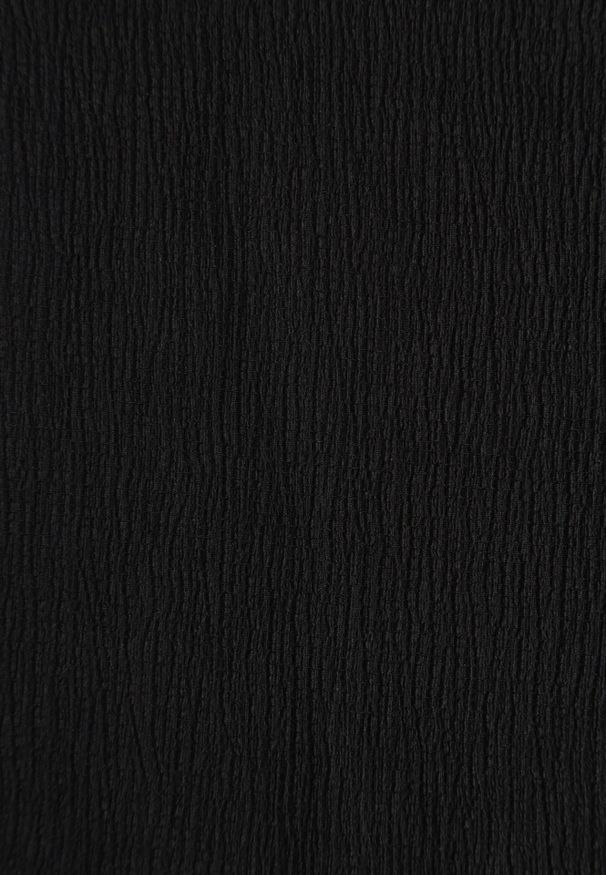 Renee - Czarna Teksturowana Spódnica Ołówkowa z Rozcięciem z Boku Piremilia. Okazja: na co dzień, na spacer. Kolor: czarny. Materiał: tkanina. Styl: elegancki, casual