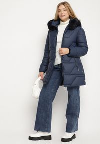 Born2be - Granatowa Taliowana Kurtka z Pikowanymi Przeszyciami i Kapturem z Futrem Avileria. Okazja: na co dzień, na spacer. Kolekcja: plus size. Kolor: niebieski. Materiał: futro. Styl: casual #5