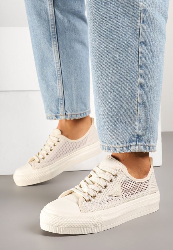 Renee - Beżowe Trampki pod Kostkę z Siateczkową Cholewką i Geometryczną Ozdobą Ulianissea. Okazja: na co dzień. Kolor: beżowy. Materiał: jeans. Szerokość cholewki: normalna. Wzór: aplikacja, geometria. Sezon: lato, wiosna. Styl: casual