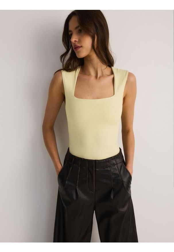 Reserved - Body z dekoltem karo - kremowy. Typ kołnierza: dekolt w karo. Kolor: kremowy. Materiał: dzianina