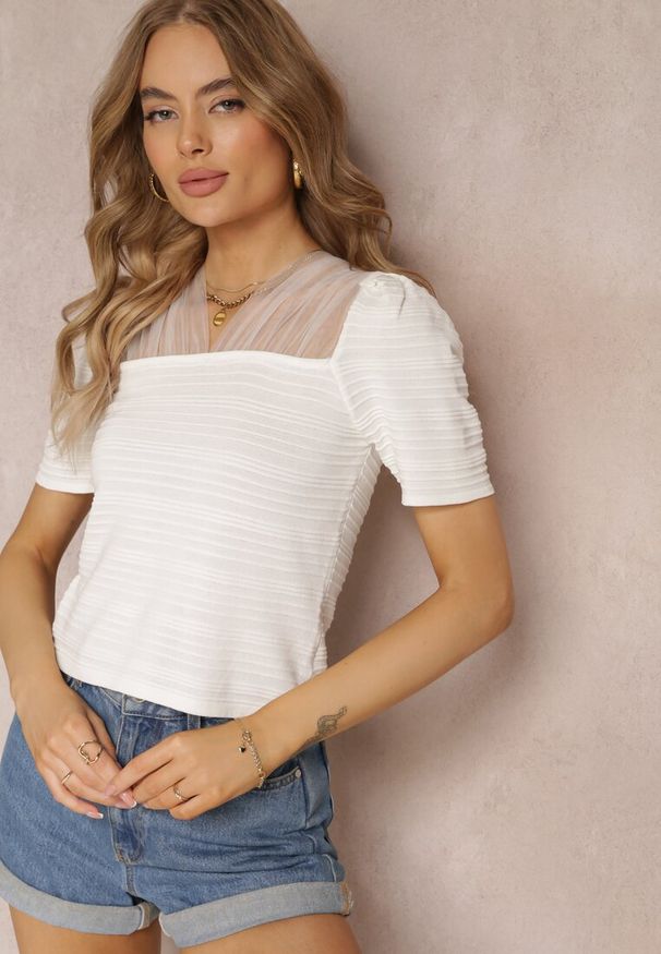 Renee - Biała Bluzka w Paski z Siateczkowym Dekoltem z Wiskozy Fritani. Kolor: biały. Materiał: wiskoza. Długość rękawa: krótki rękaw. Długość: krótkie. Wzór: paski