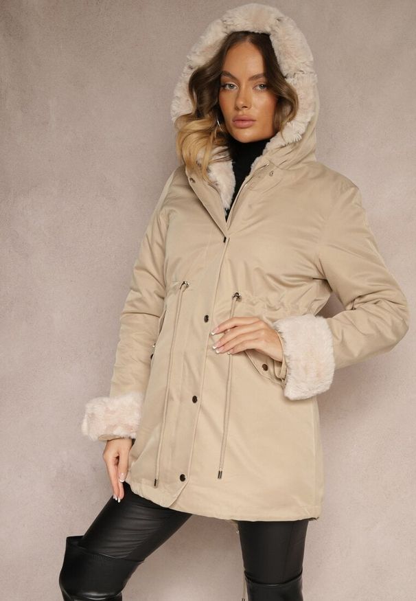 Renee - Ciemnobeżowa Kurtka Parka z Futerkiem Teyo. Kolor: beżowy. Materiał: futro