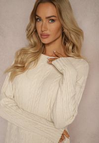 Renee - Jasnobeżowy Sweter z Bawełną Wiskozą i Ozdobnym Splotem Viacelia. Okazja: na spotkanie biznesowe, na co dzień. Kolor: beżowy. Materiał: bawełna, wiskoza. Długość rękawa: długi rękaw. Długość: długie. Wzór: ze splotem. Styl: casual, elegancki, biznesowy