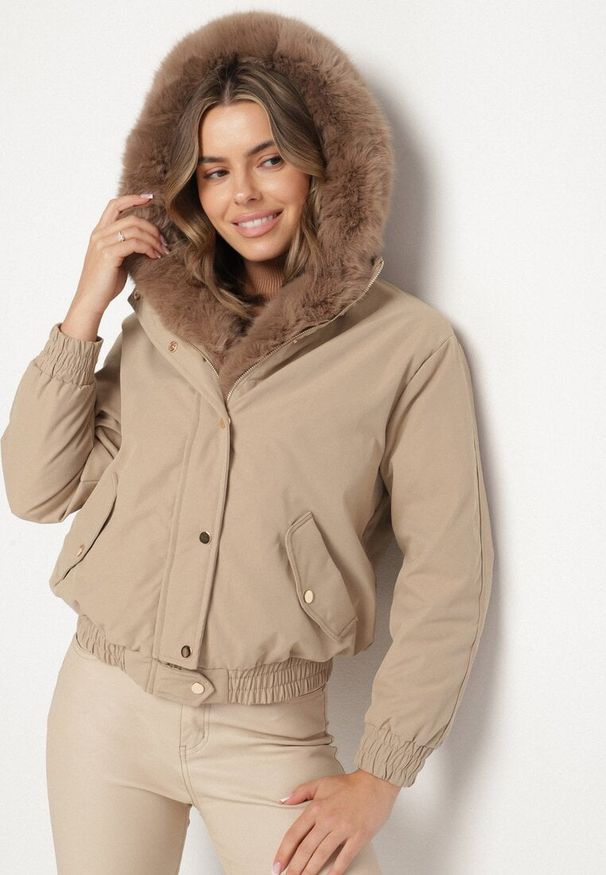Born2be - Beżowa Kurtka Bomberka z Futrzanym Obszyciem i Kapturem Rannasa. Okazja: na co dzień. Kolor: beżowy. Materiał: futro. Styl: casual