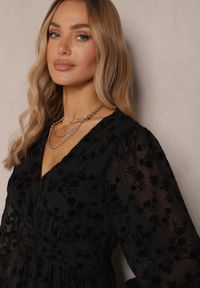 Renee - Czarna Sukienka w Welurowe Kwiaty z Transparentnymi Wstawkami o Rozkloszowanym Kroju Gelabira. Okazja: na co dzień. Kolor: czarny. Materiał: welur. Wzór: kwiaty. Typ sukienki: rozkloszowane. Styl: wizytowy, elegancki, casual #3